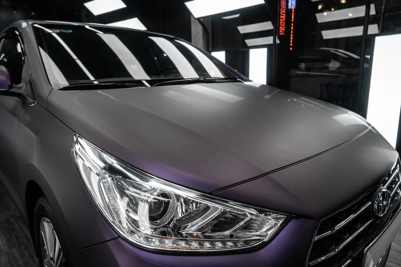 Hyundai Accent Matte Dark Violet cận cảnh capo và phần đầu xe