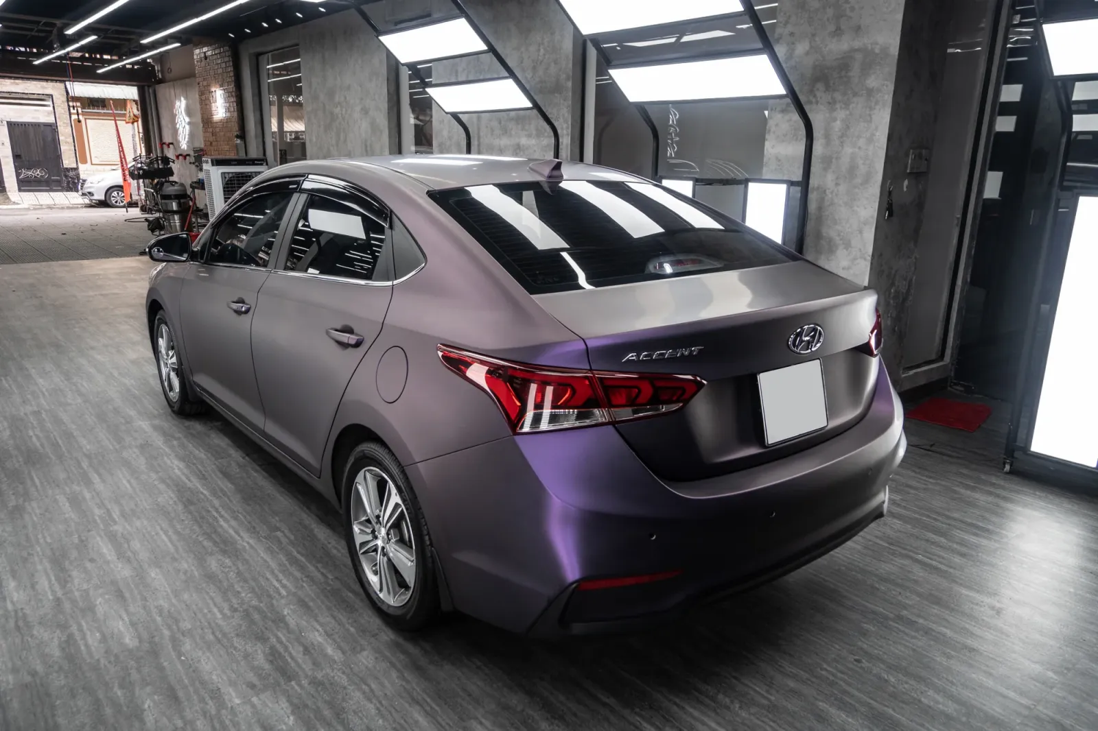 Dán đổi màu xe Hyundai Accent Matte Dark Violet góc 3/4 phía sau