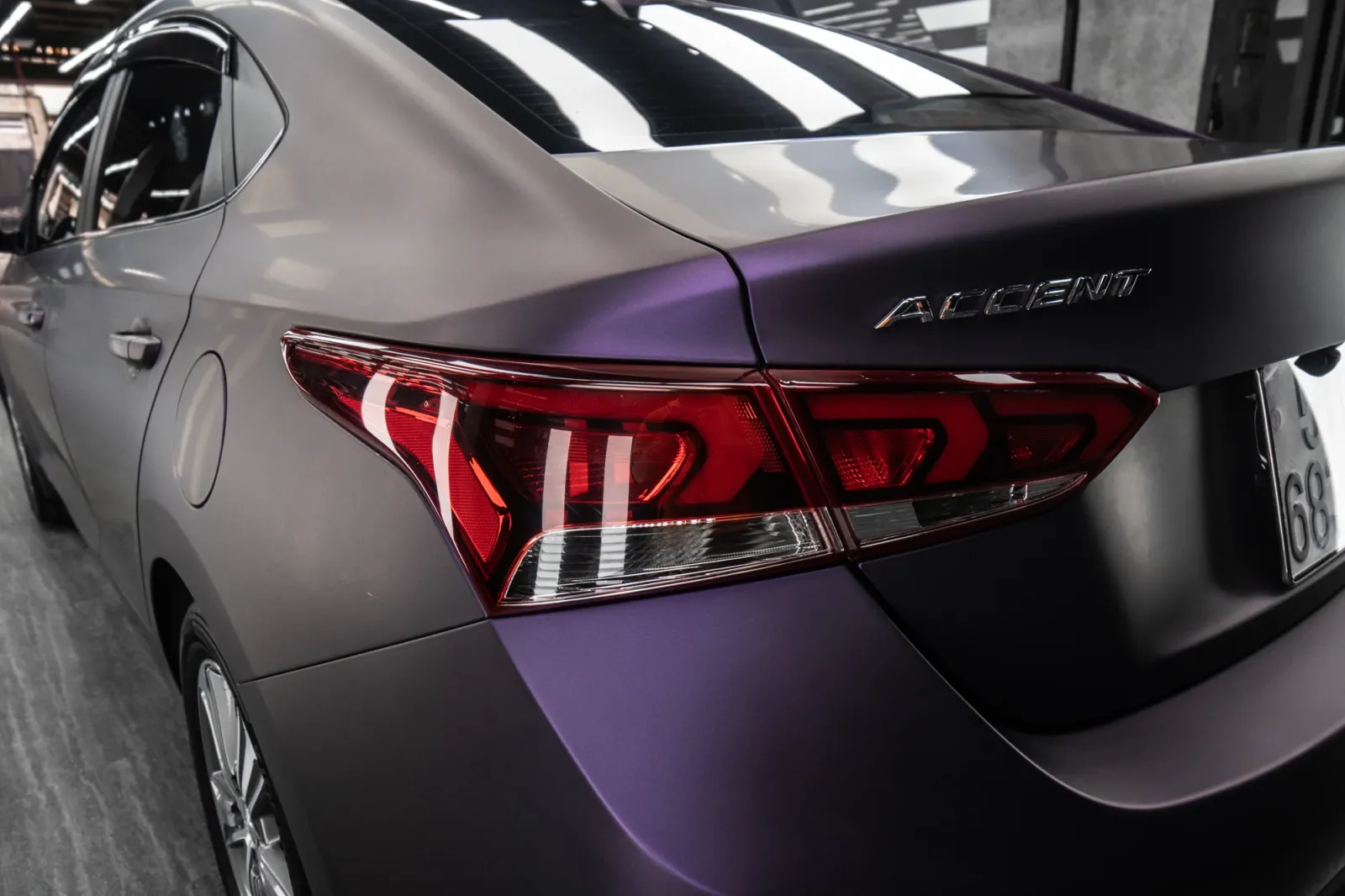Dán đổi màu xe Hyundai Accent Matte Dark Violet góc hông