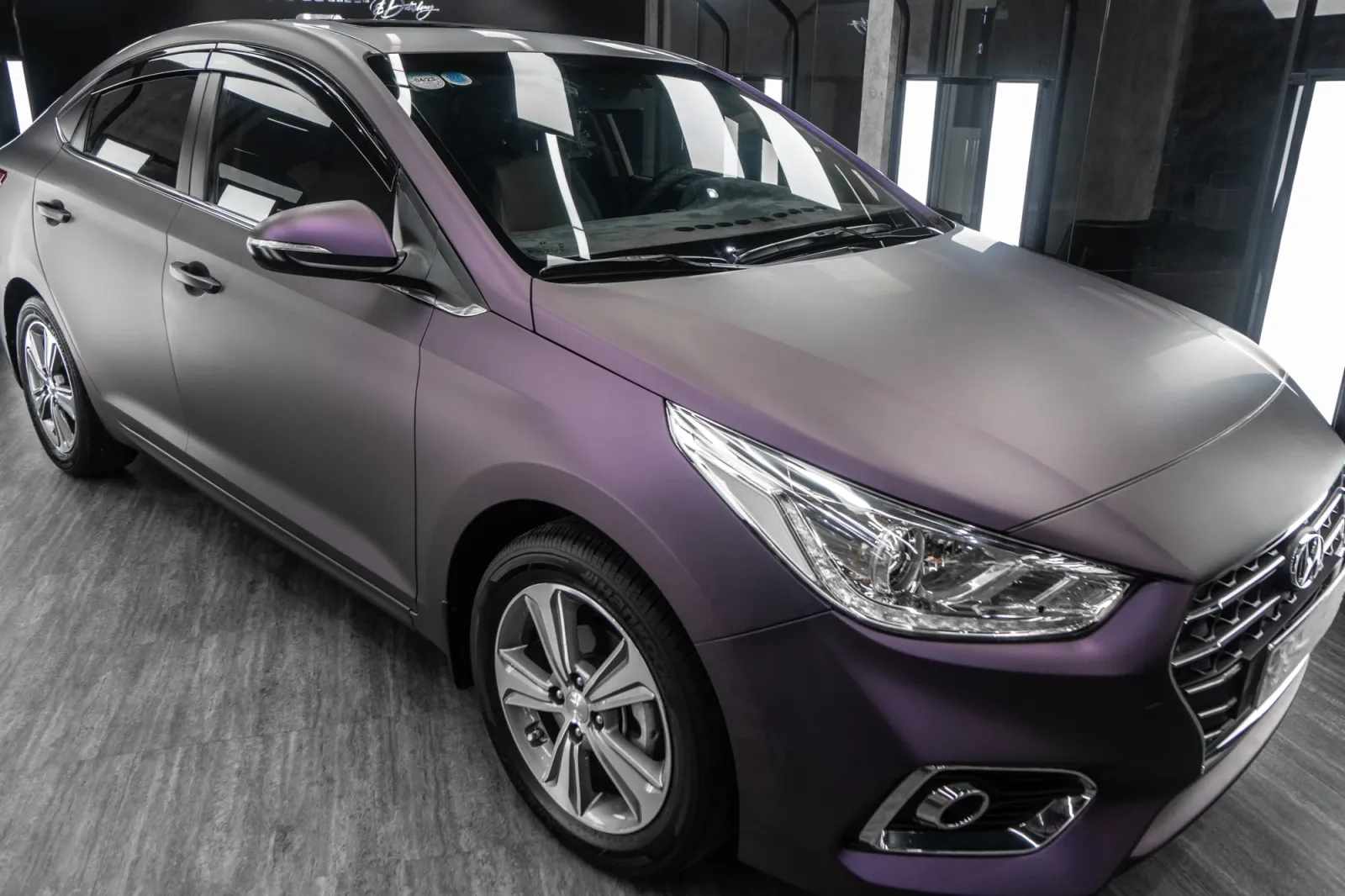 Dán đổi màu xe Hyundai Accent Matte Dark Violet góc 3/4 phía trước
