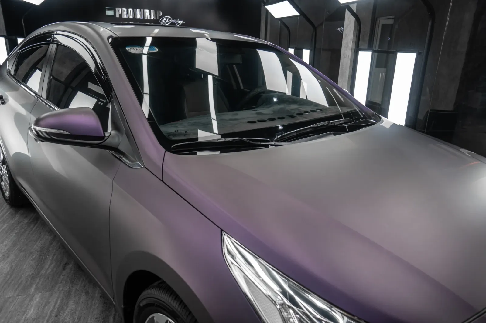 Hyundai Accent Matte Dark Violet cận cảnh thân xe và gương chiếu hậu