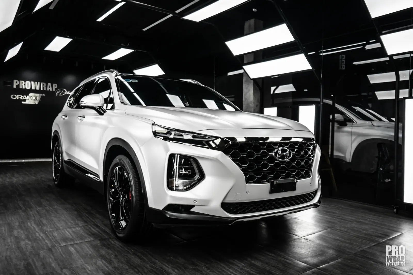 Dán đổi màu xe Hyundai Santa Fe Satin Pearl White góc 3/4 phía trước