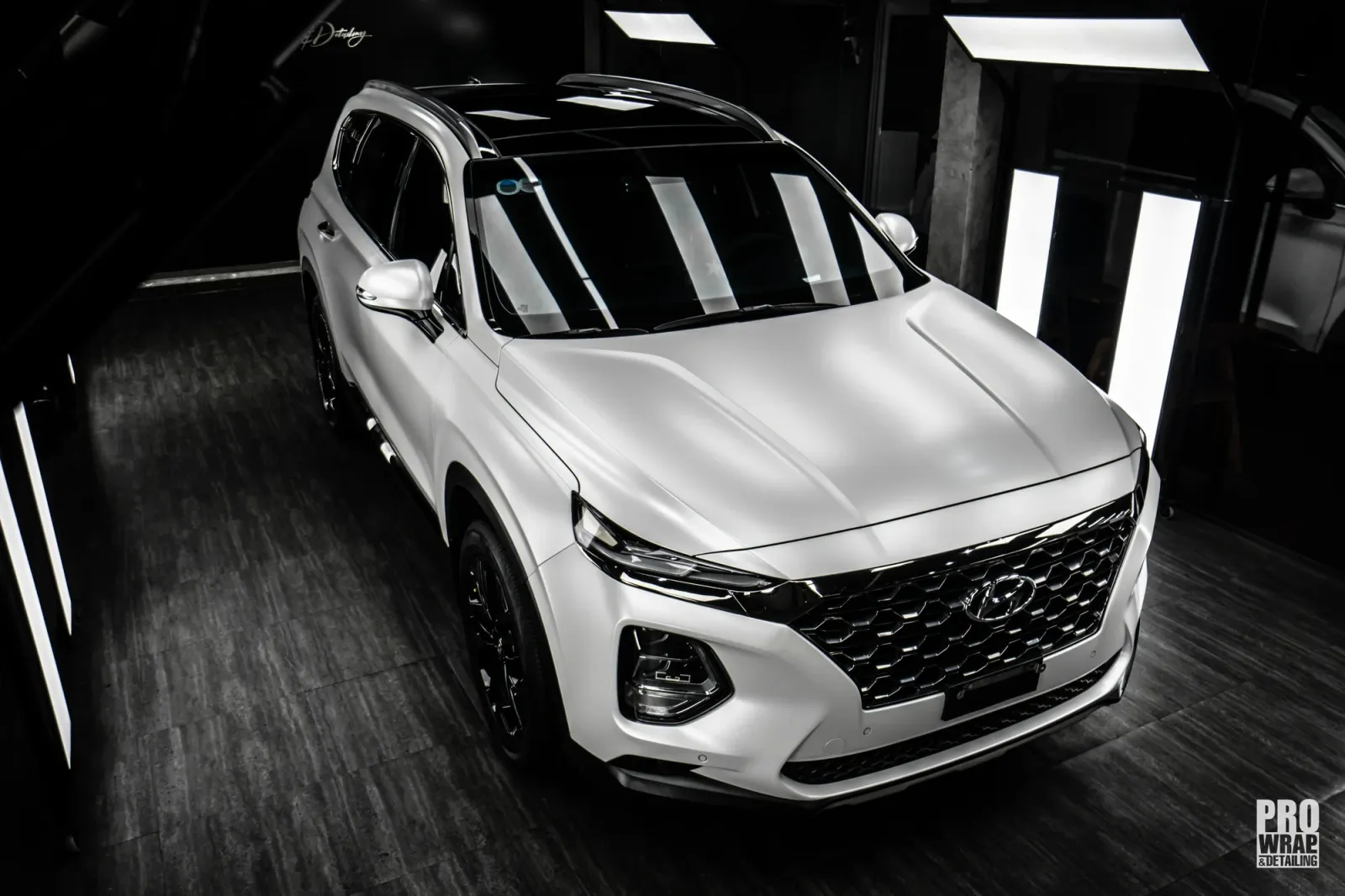 Dán đổi màu xe Hyundai Santa Fe Satin Pearl White hoàn thiện phía trước