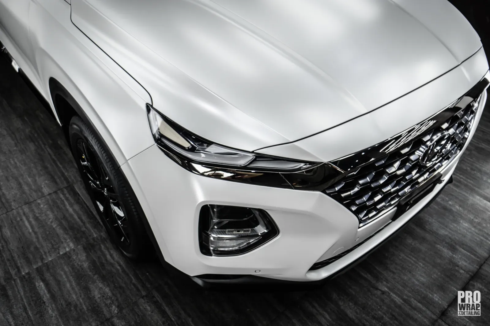Dán đổi màu xe Hyundai Santa Fe Satin Pearl White phần đầu và capo