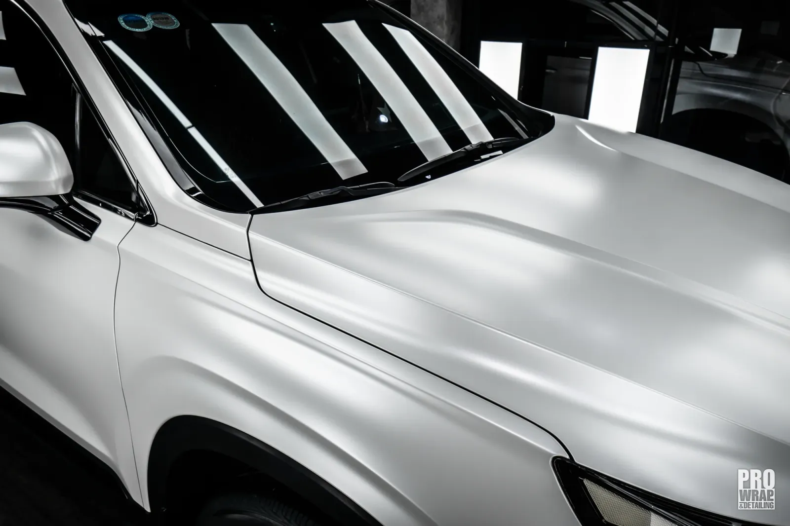 Dán đổi màu xe Hyundai Santa Fe Satin Pearl White chi tiết cửa