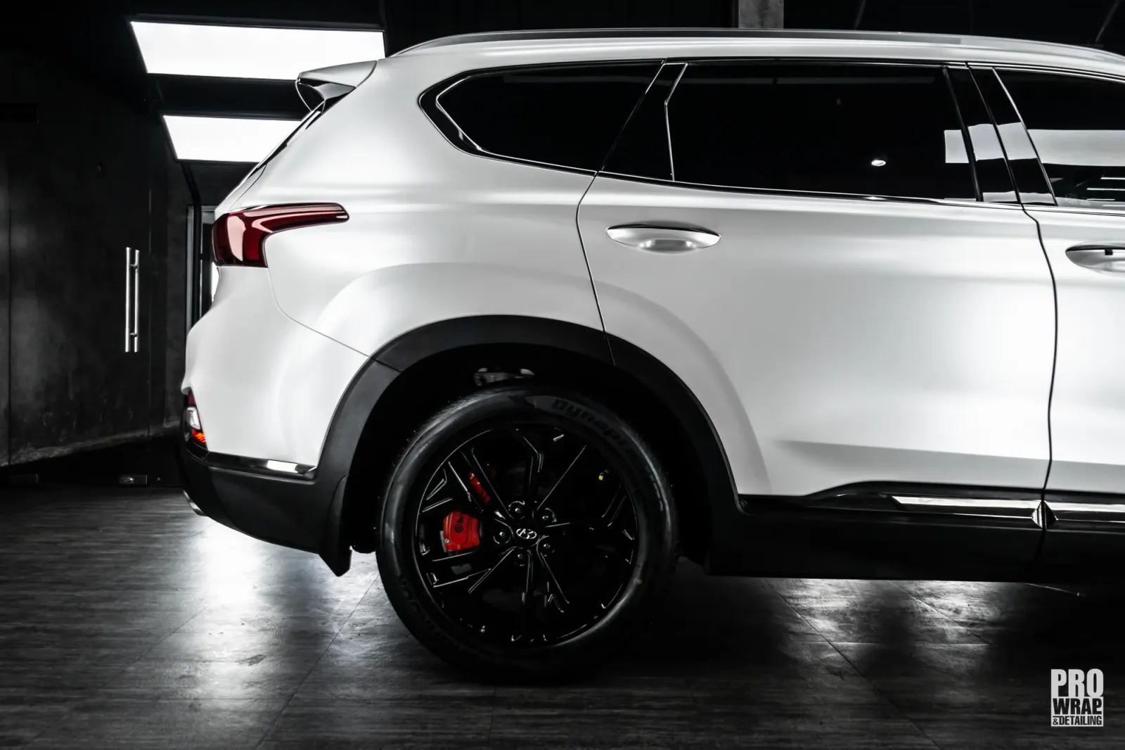 Dán đổi màu xe Hyundai Santa Fe Satin Pearl White góc hông xe