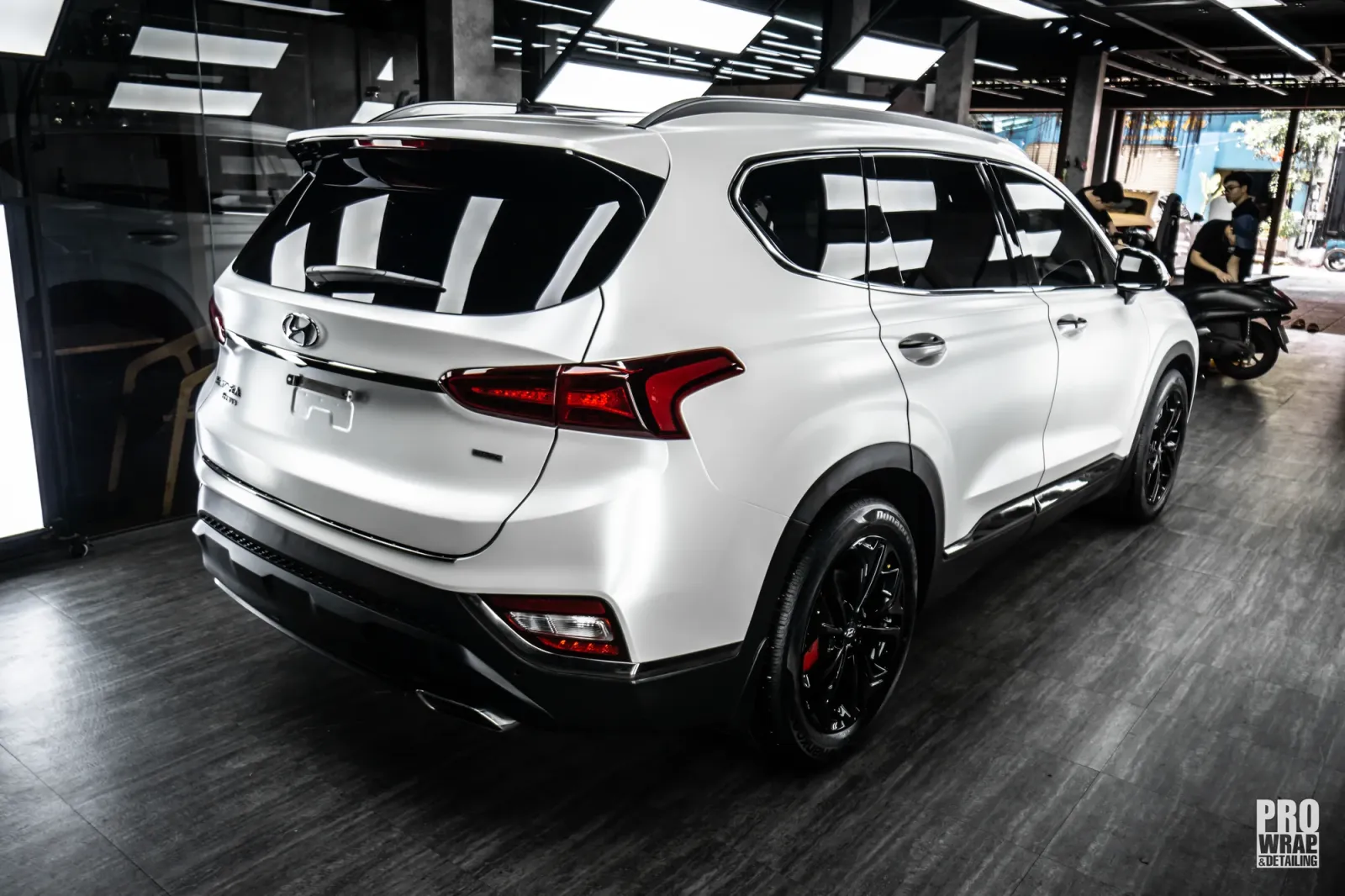 Dán đổi màu xe Hyundai Santa Fe Satin Pearl White phần đuôi