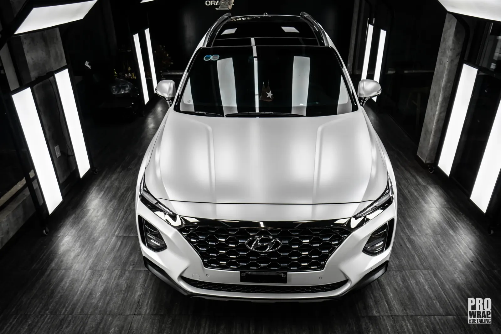 Hyundai Santa Fe dán đổi màu Satin Pearl White góc tổng thể chính diện