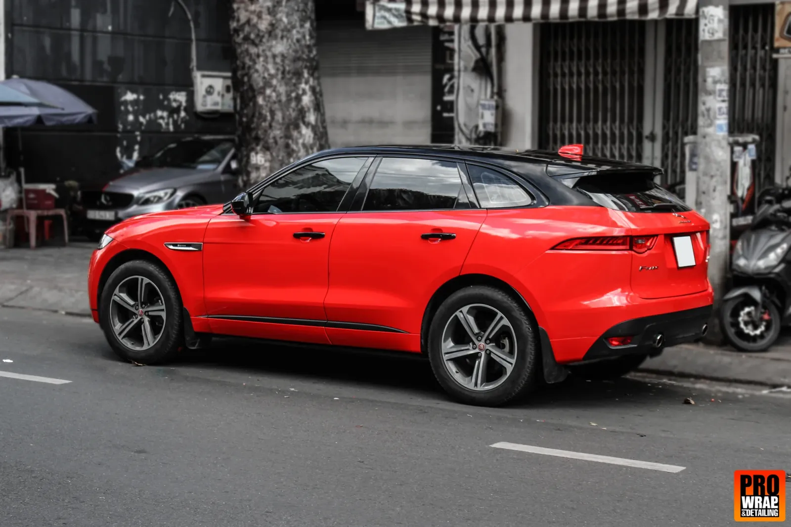 Dán đổi màu xe Jaguar F-Pace Gloss Red góc 3/4 phía sau