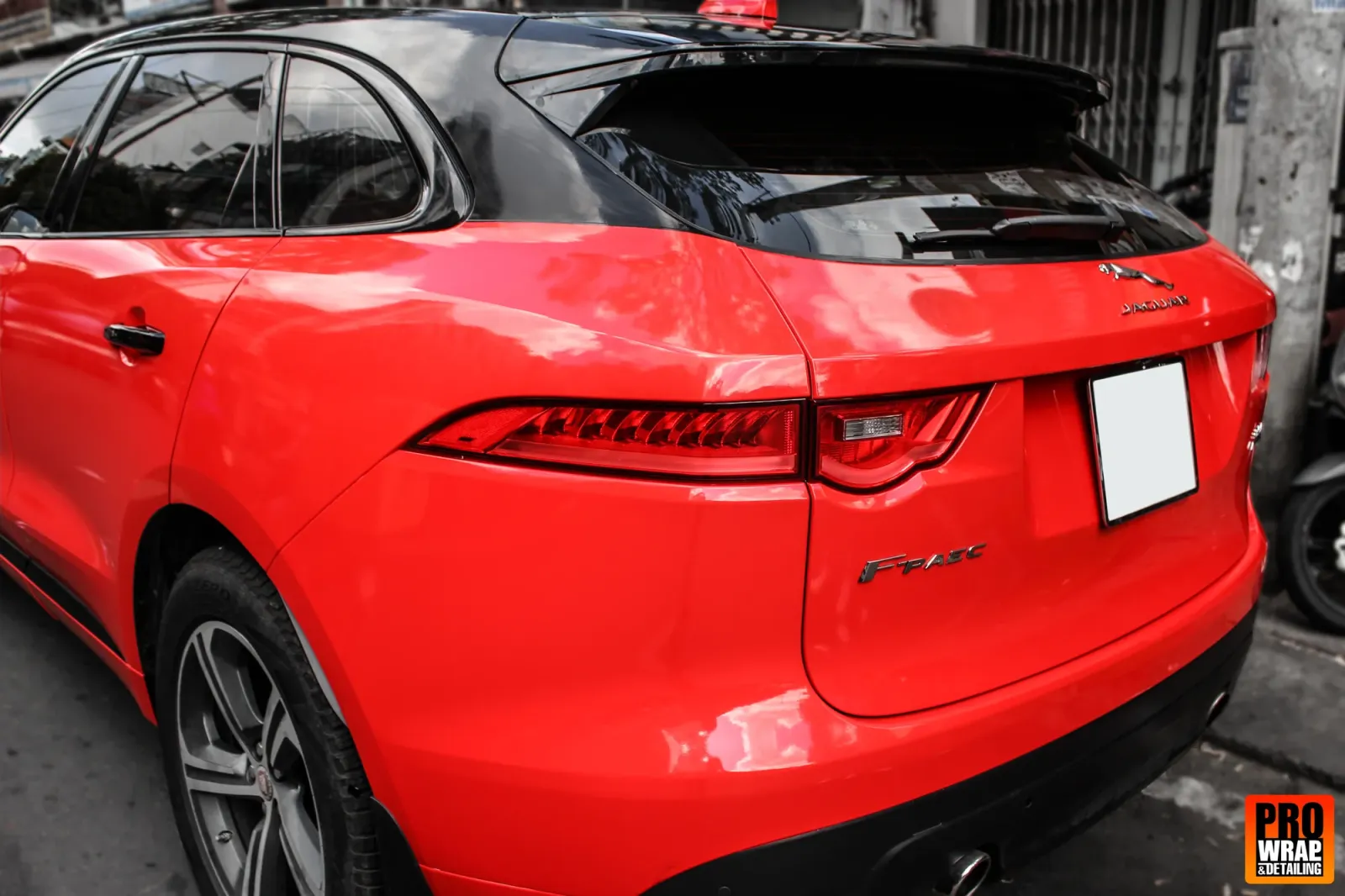 Jaguar F-Pace Gloss Red góc hông sau khi dán đổi màu