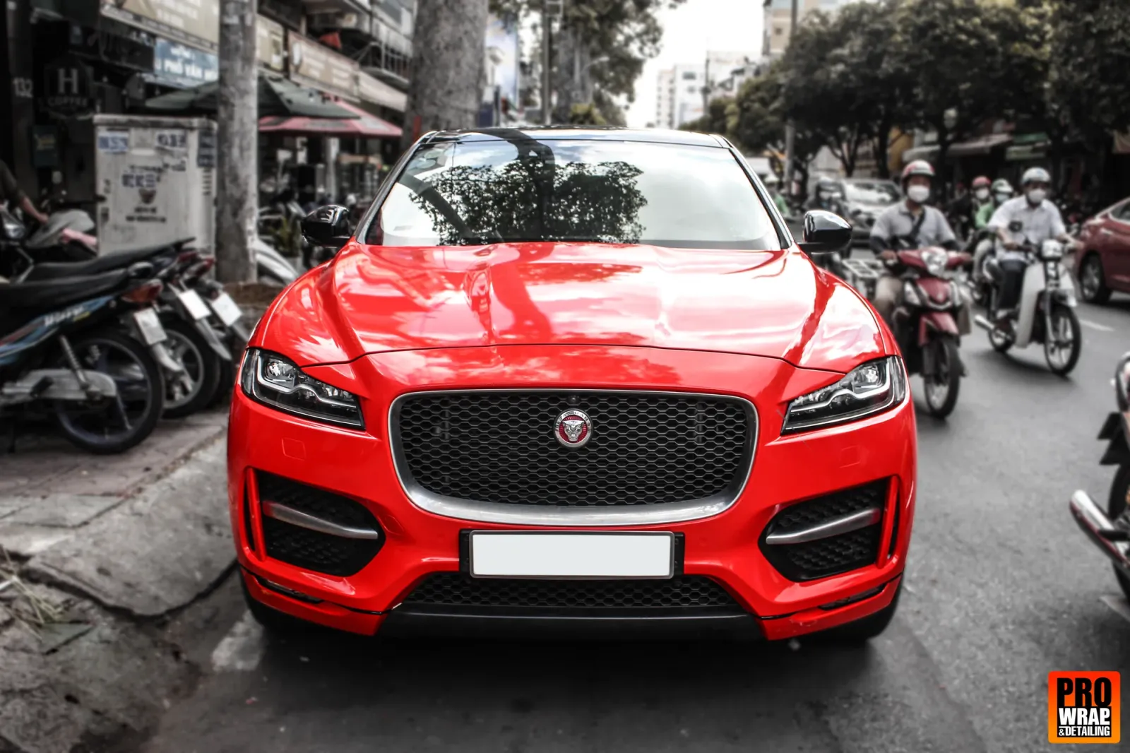 Dán đổi màu xe Jaguar F-Pace Gloss Red chính diện