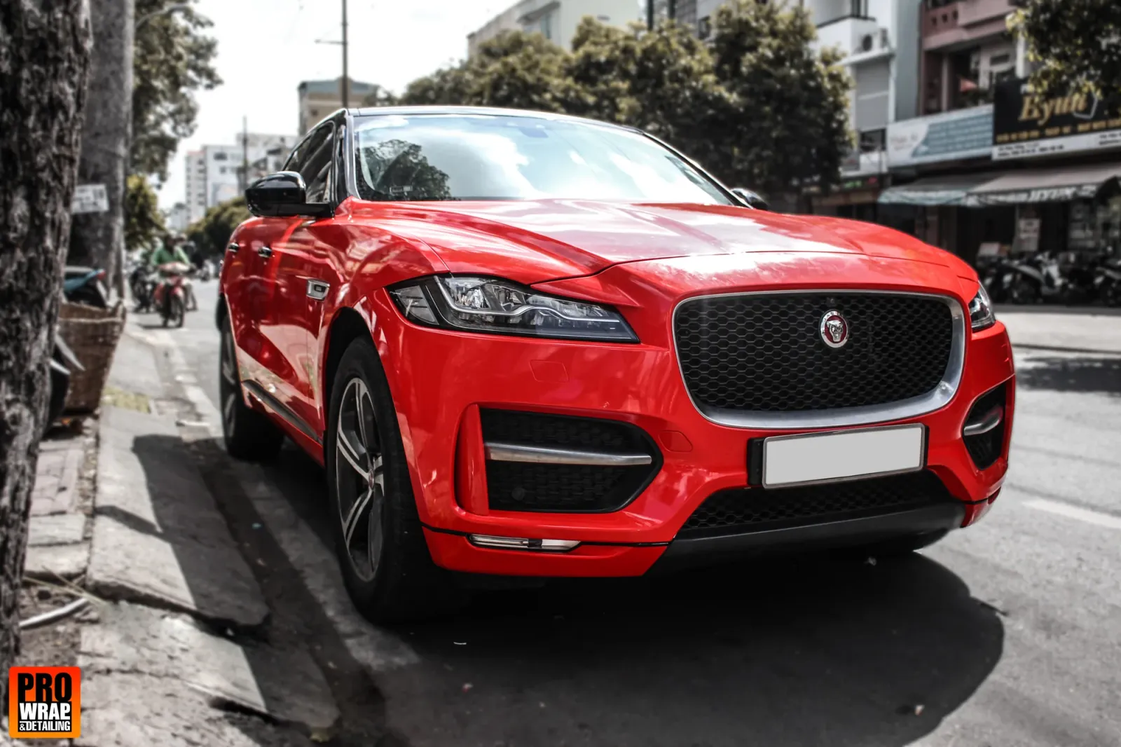 Dán đổi màu xe Jaguar F-Pace Gloss Red góc 3/4 phía trước