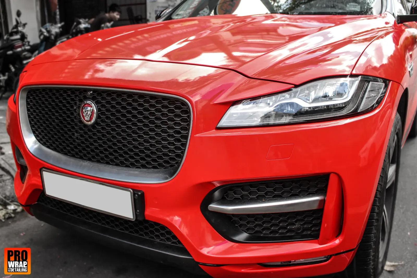 Jaguar F-Pace Gloss Red cận cảnh đèn trước và ga lăng