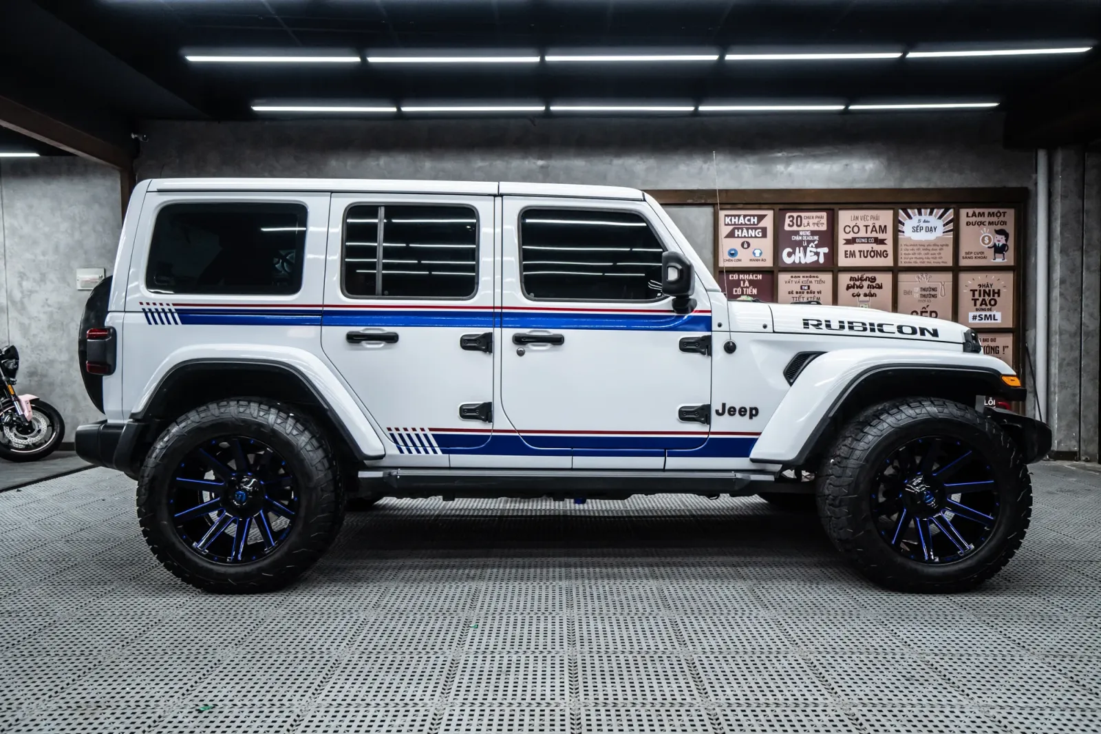 Jeep Rubicon Gloss Ceramic White sau khi dán đổi màu toàn bộ thân xe