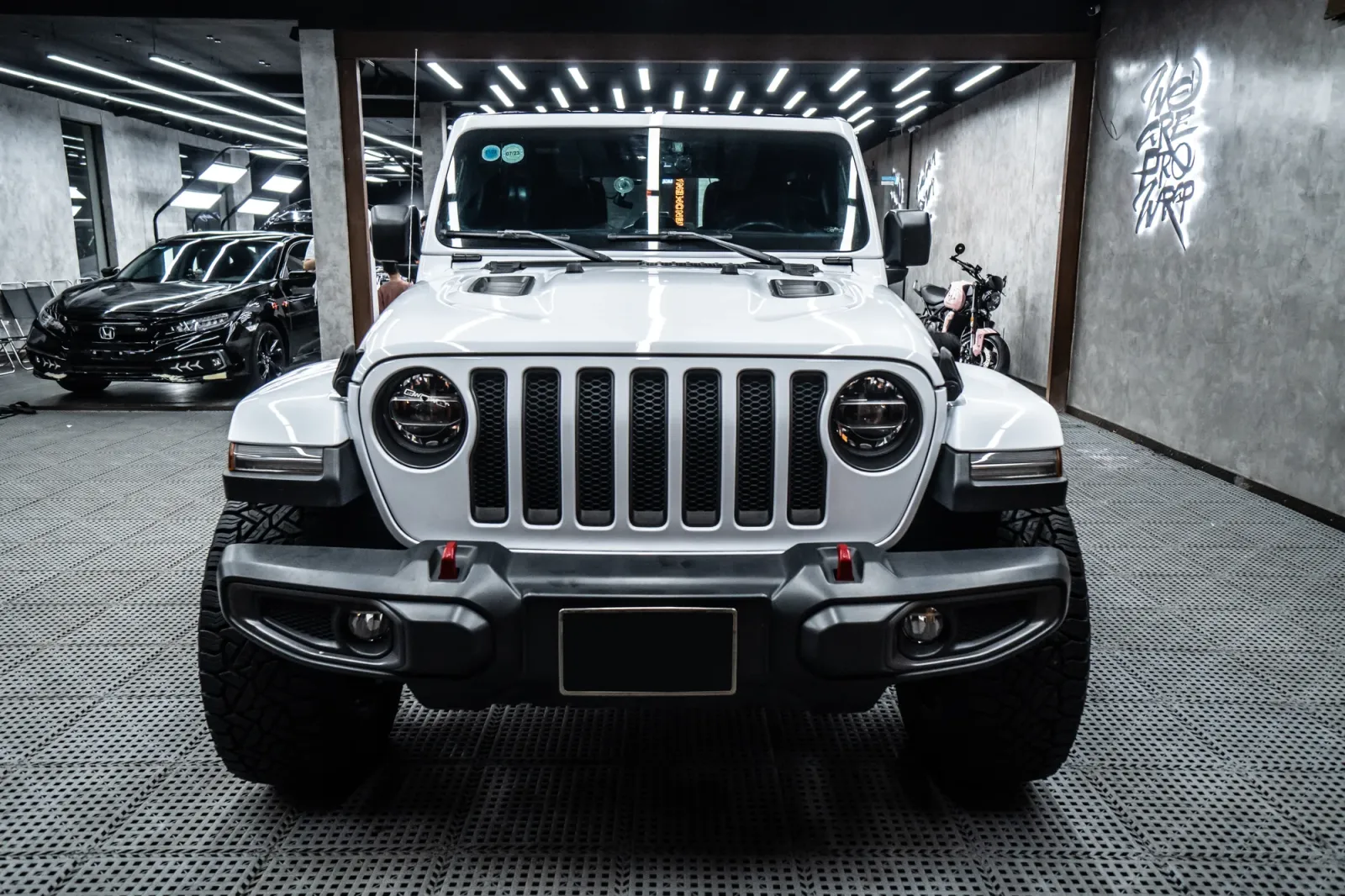 Jeep Rubicon dán đổi màu Gloss Ceramic White góc chính diện