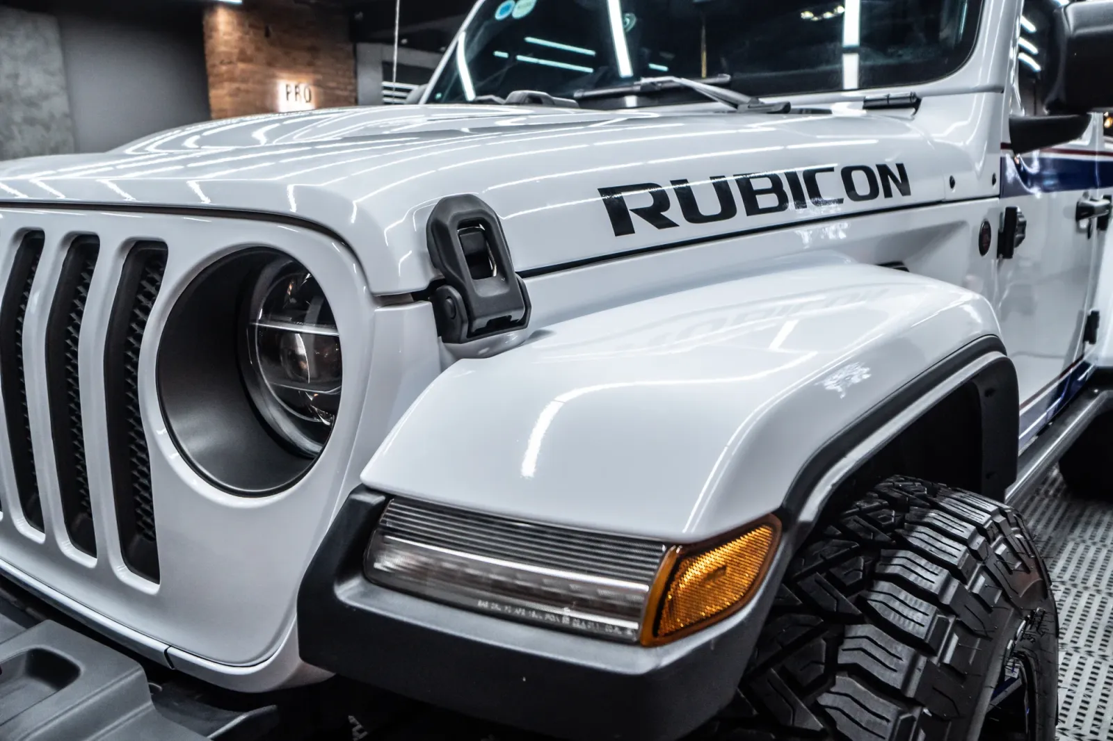 Dán đổi màu xe Jeep Rubicon Gloss Ceramic White góc 3/4 phía trước
