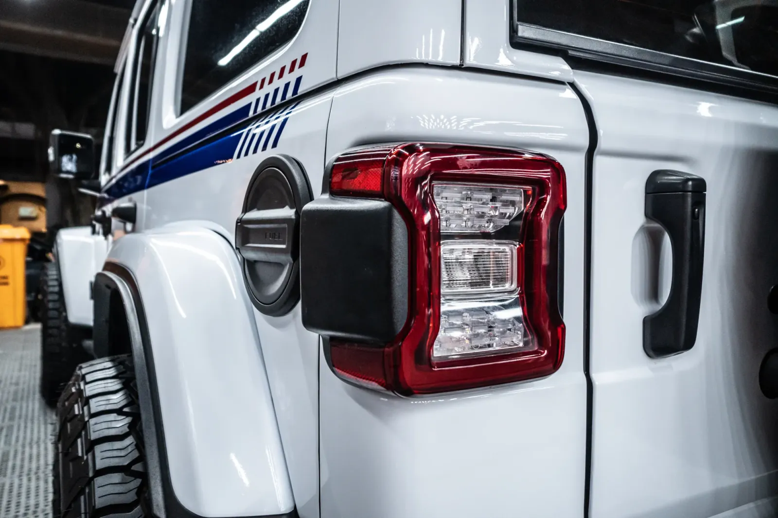 Dán đổi màu Jeep Rubicon Gloss Ceramic White chi tiết chắn bùn và đầu xe