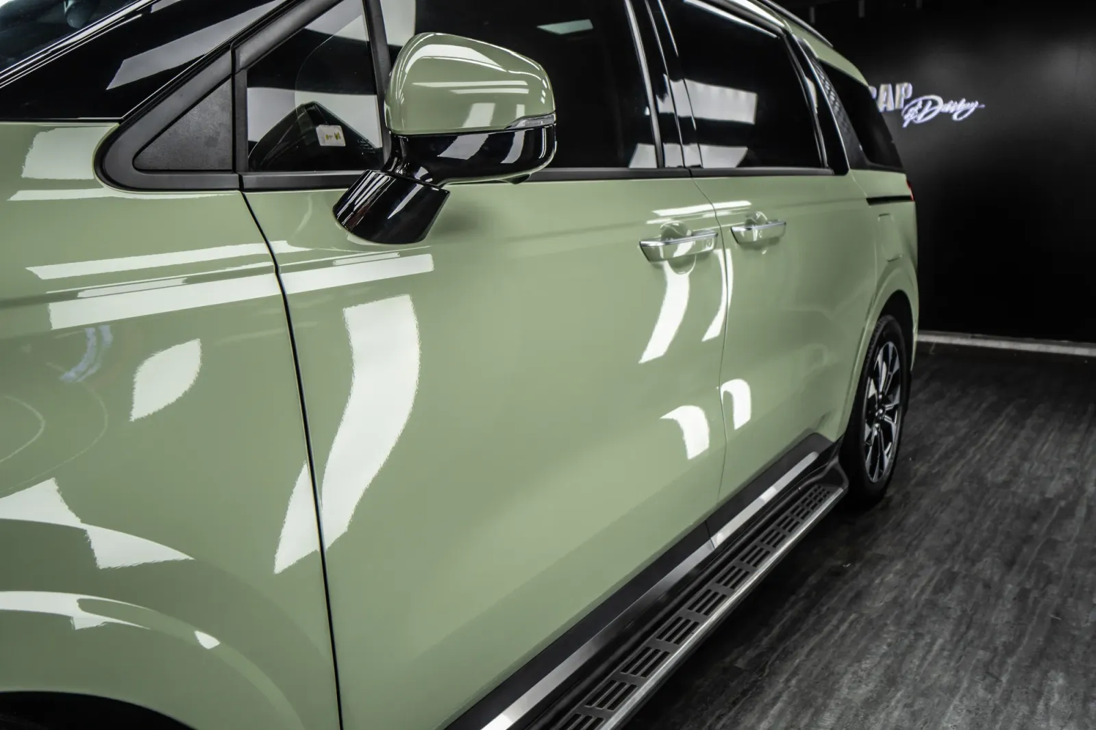 Dán đổi màu Kia Carnival Gloss Khaki Green chi tiết cửa và gương xe