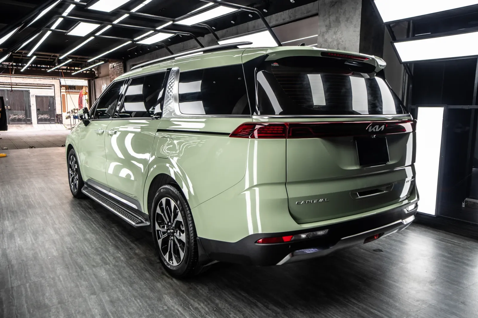 Dán đổi màu xe Kia Carnival Gloss Khaki Green góc 3/4 phía sau