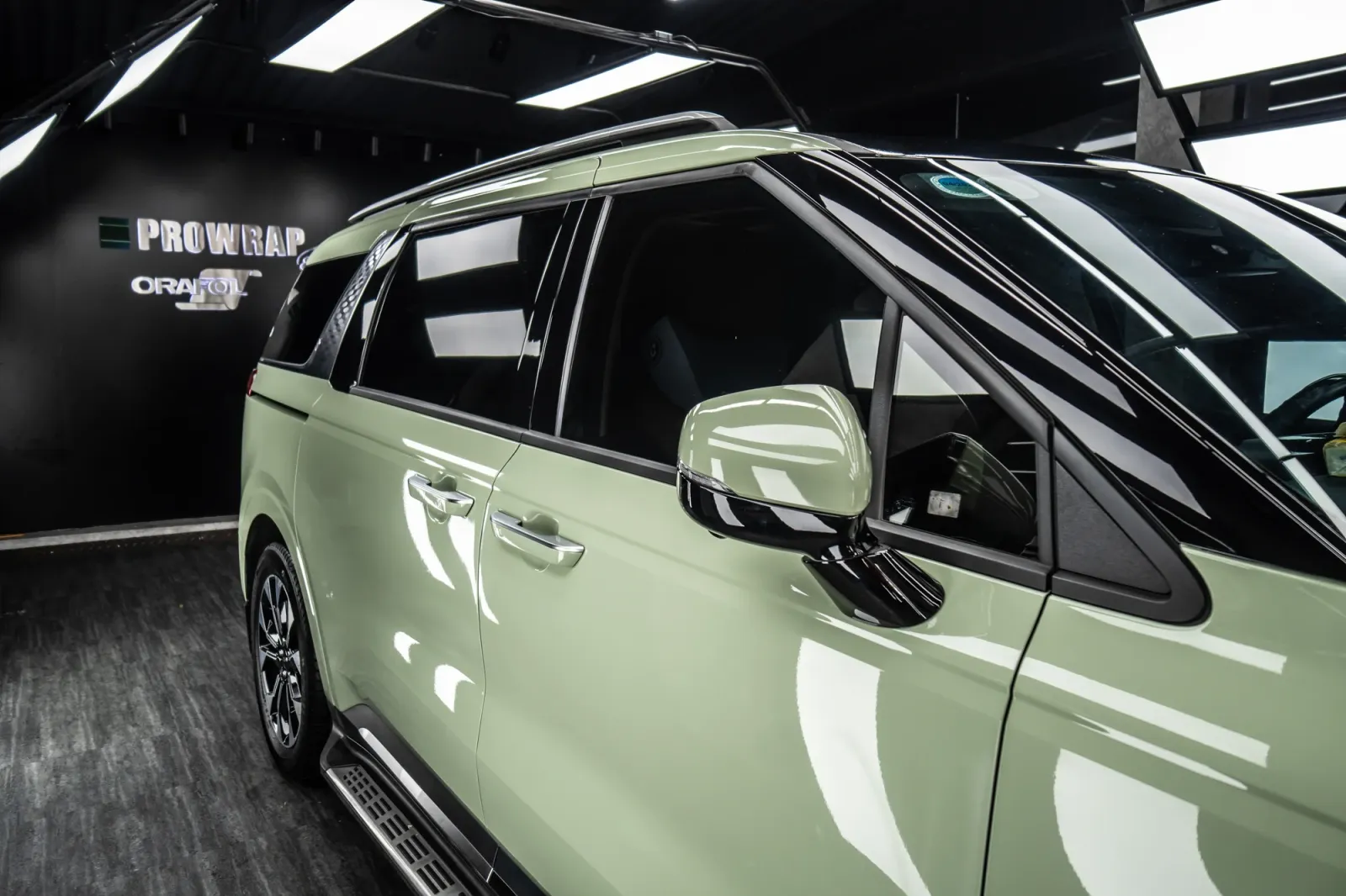 Kia Carnival dán đổi màu Gloss Khaki Green hoàn thiện ngoại thất
