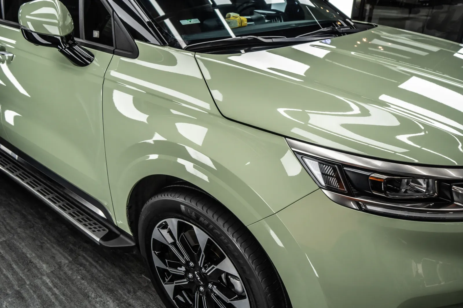 Dán đổi màu xe Kia Carnival Gloss Khaki Green góc 3/4 phía trước
