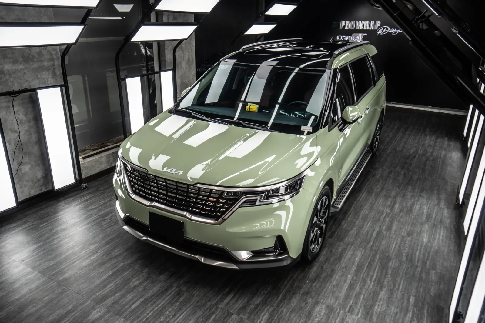 Dán đổi màu xe Kia Carnival Gloss Khaki Green toàn bộ thân xe