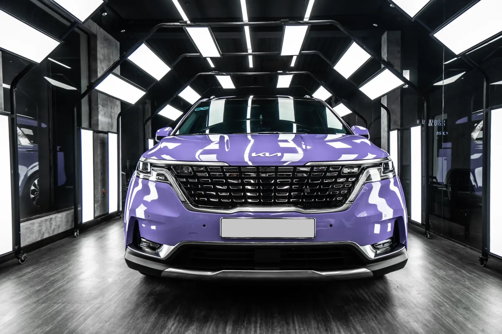 Dán đổi màu xe Kia Carnival Gloss Lavender chính diện và chi tiết đầu xe