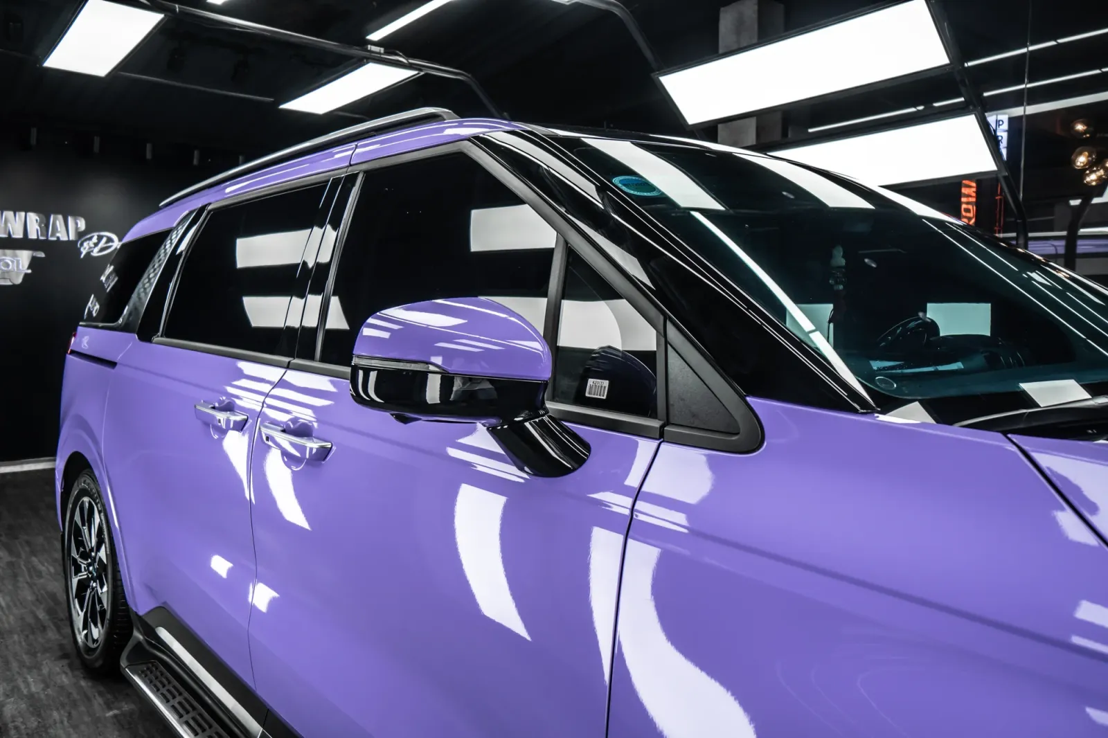 Dán đổi màu xe Kia Carnival Gloss Lavender góc 3/4 phía trước