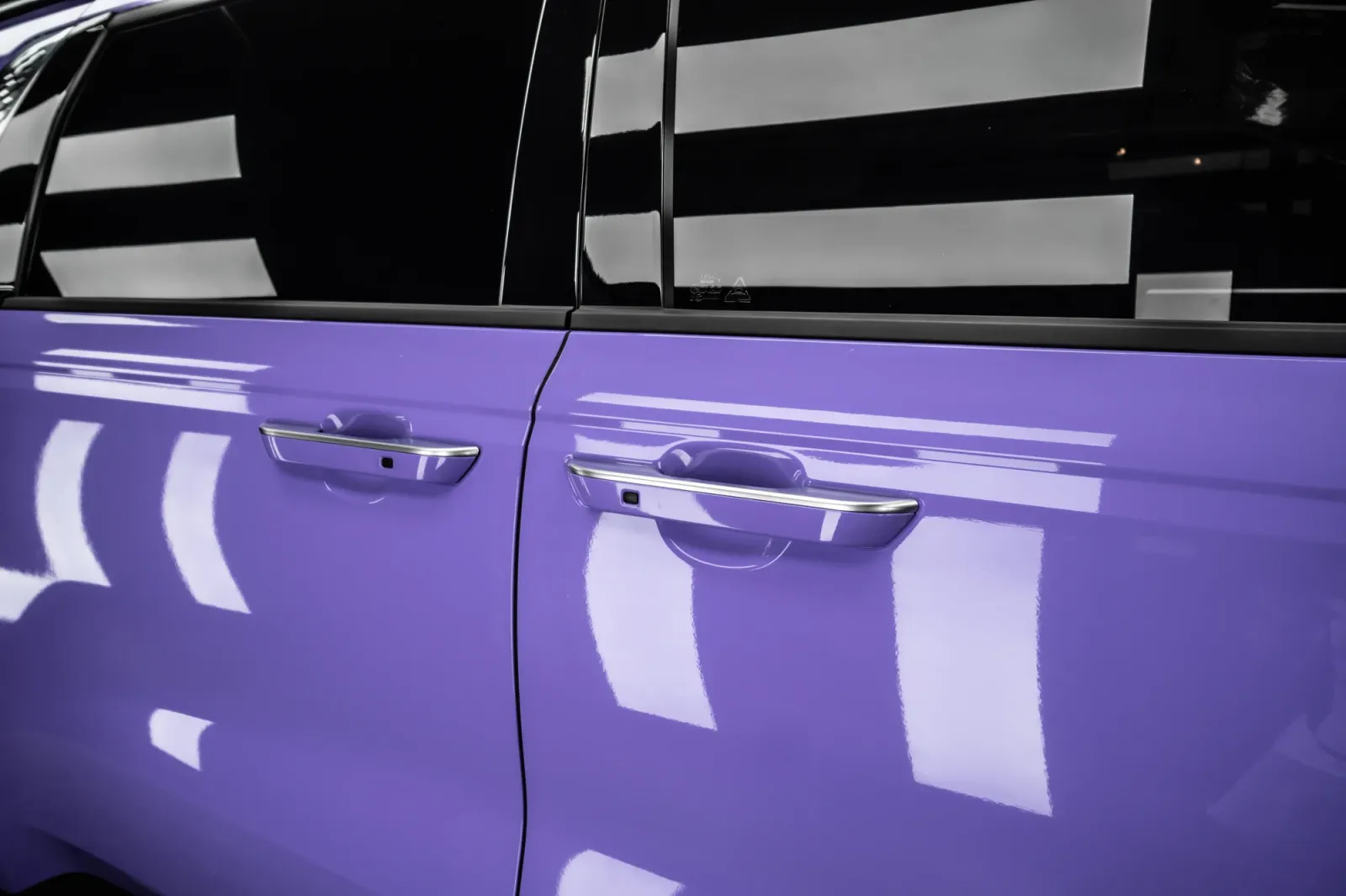 Kia Carnival Gloss Lavender bóng chi tiết ngoại thất và bề mặt wrap
