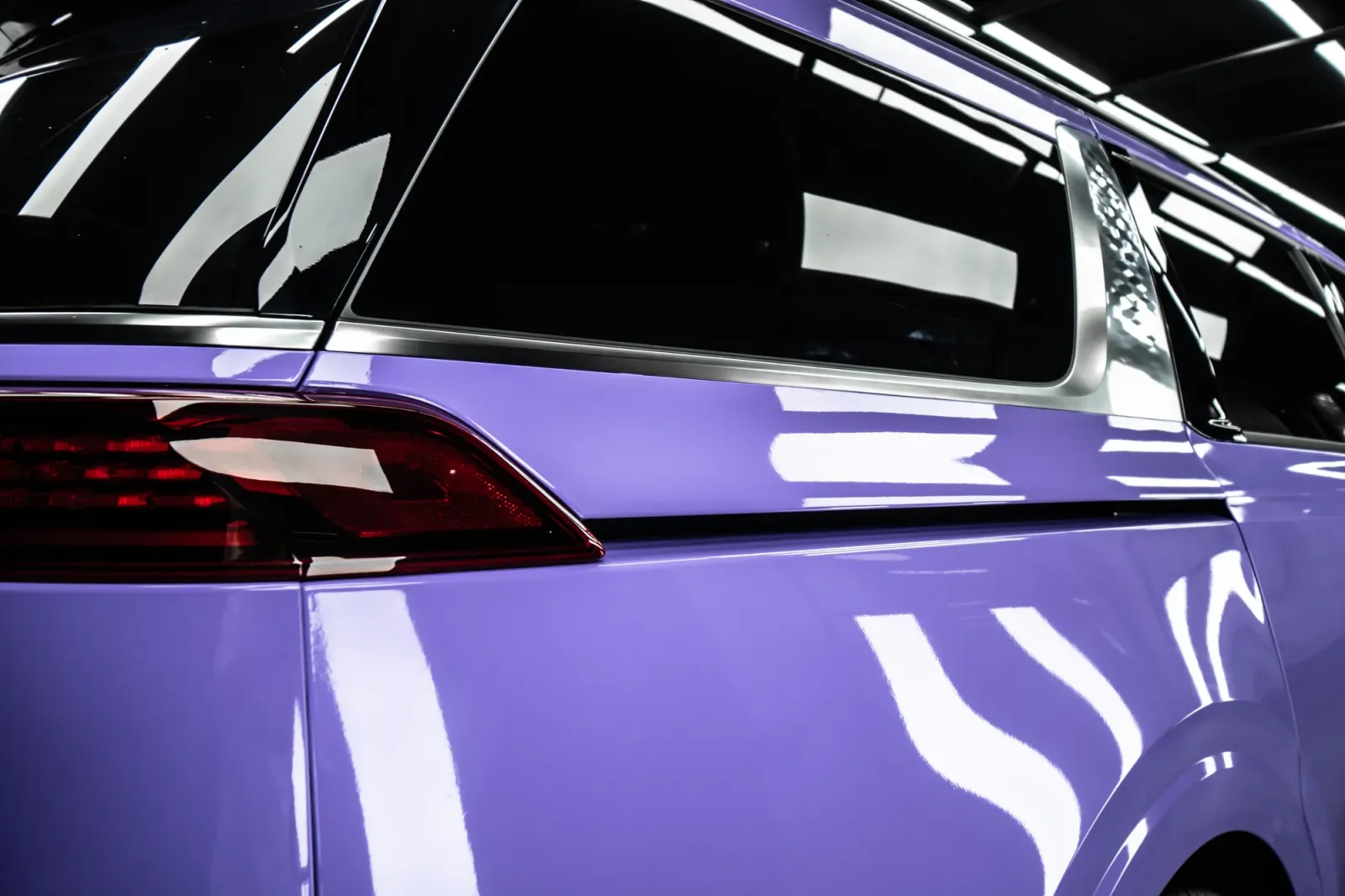 Dán đổi màu xe Kia Carnival Gloss Lavender góc 3/4 phía sau và chi tiết đuôi xe