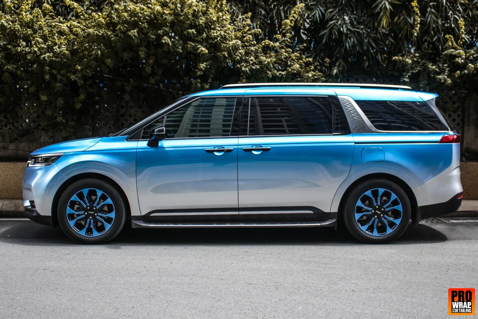 Dán đổi màu xe Kia Carnival Ombre Blue & Silver góc bên hông