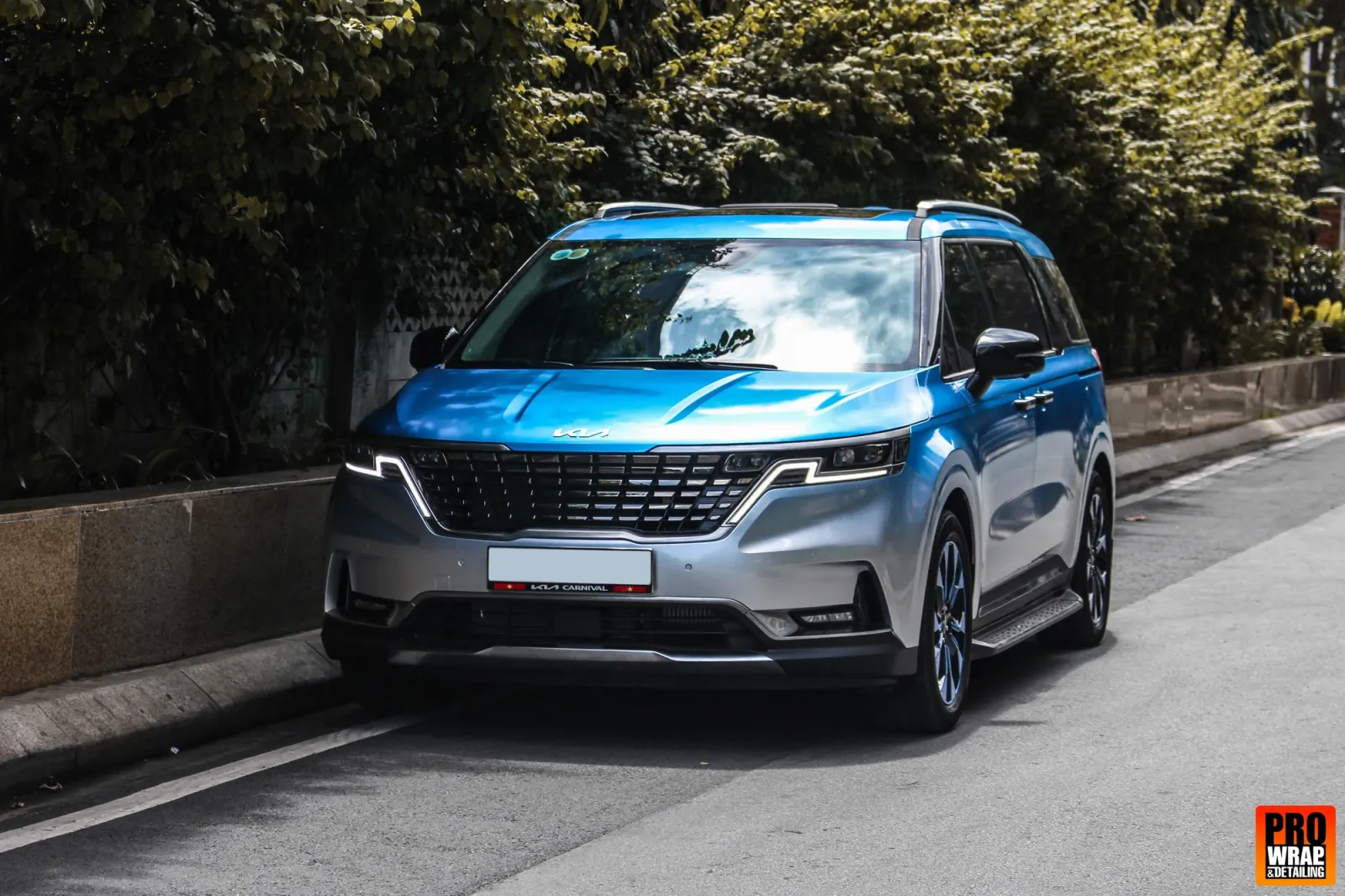 Dán đổi màu xe Kia Carnival Ombre Blue & Silver góc 3/4 phía trước