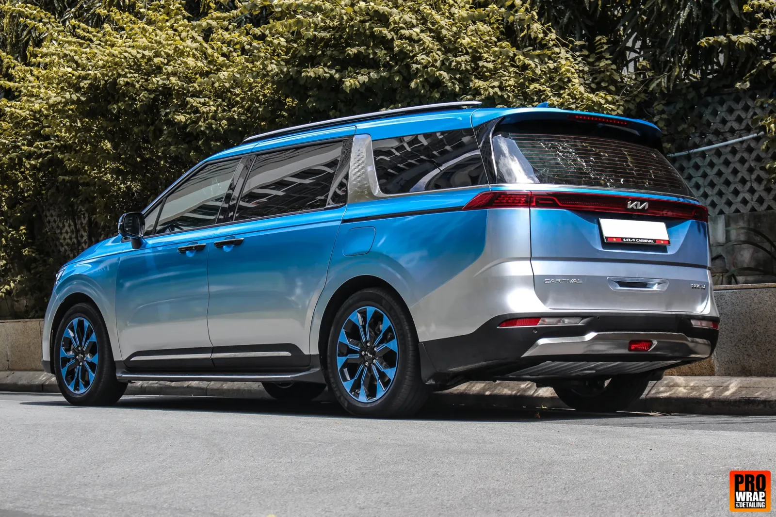 Dán đổi màu xe Kia Carnival Ombre Blue & Silver toàn bộ ngoại thất