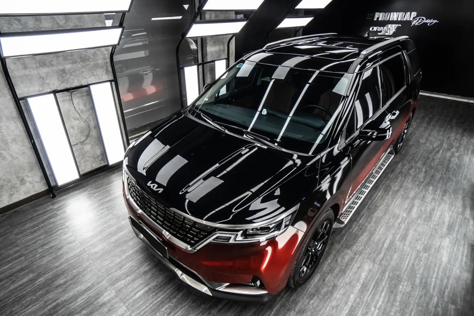 Dán đổi màu xe Kia Carnival Ombre Orange & Black góc nhìn tổng thể