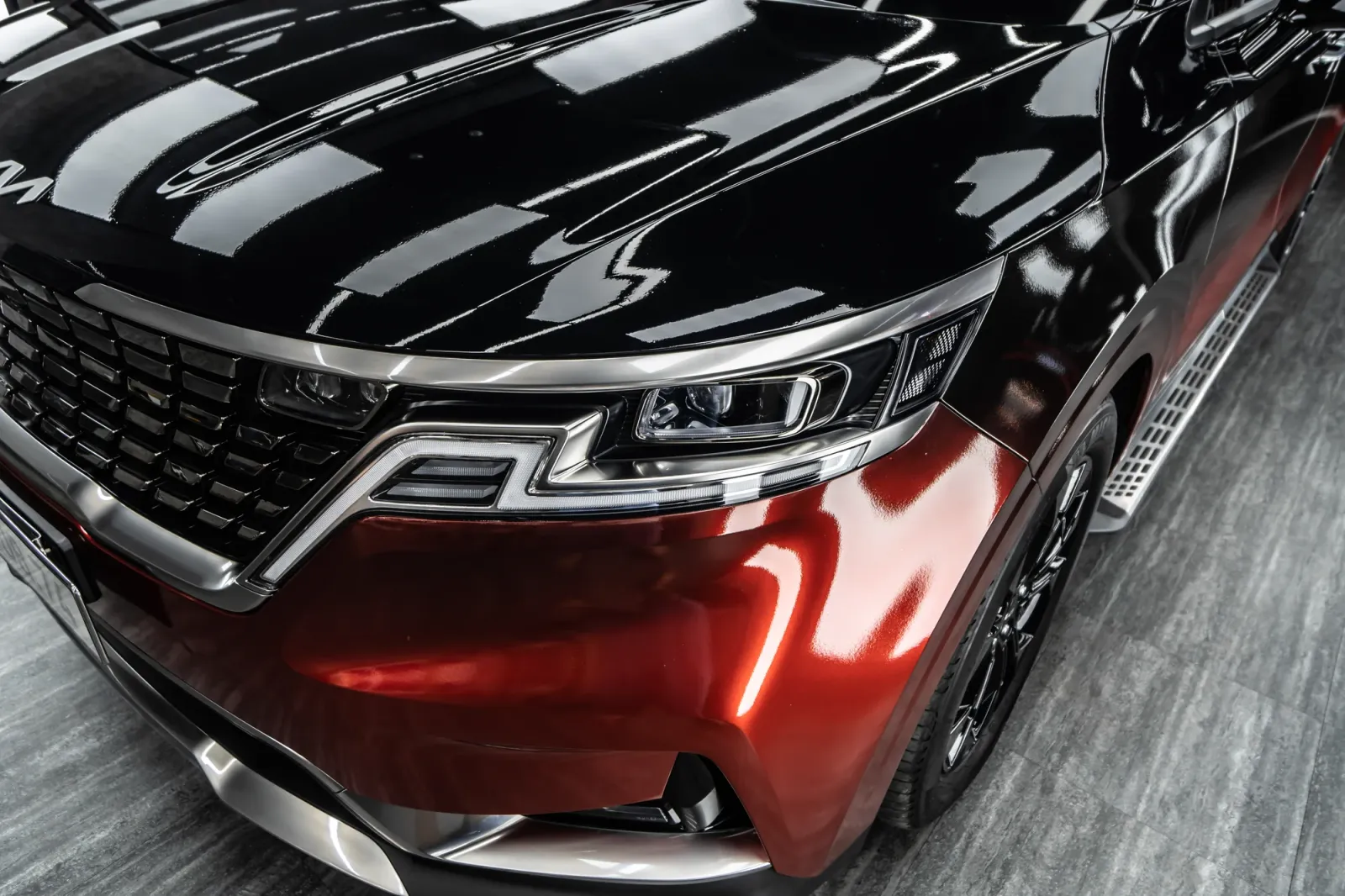 Kia Carnival dán đổi màu Ombre Orange & Black phần đèn trước và capo