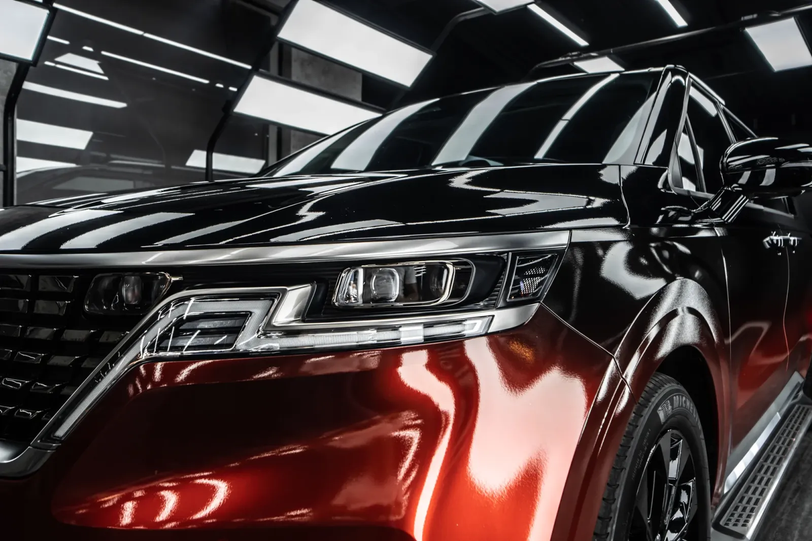Dán đổi màu xe Kia Carnival Ombre Orange & Black cụm đèn trước