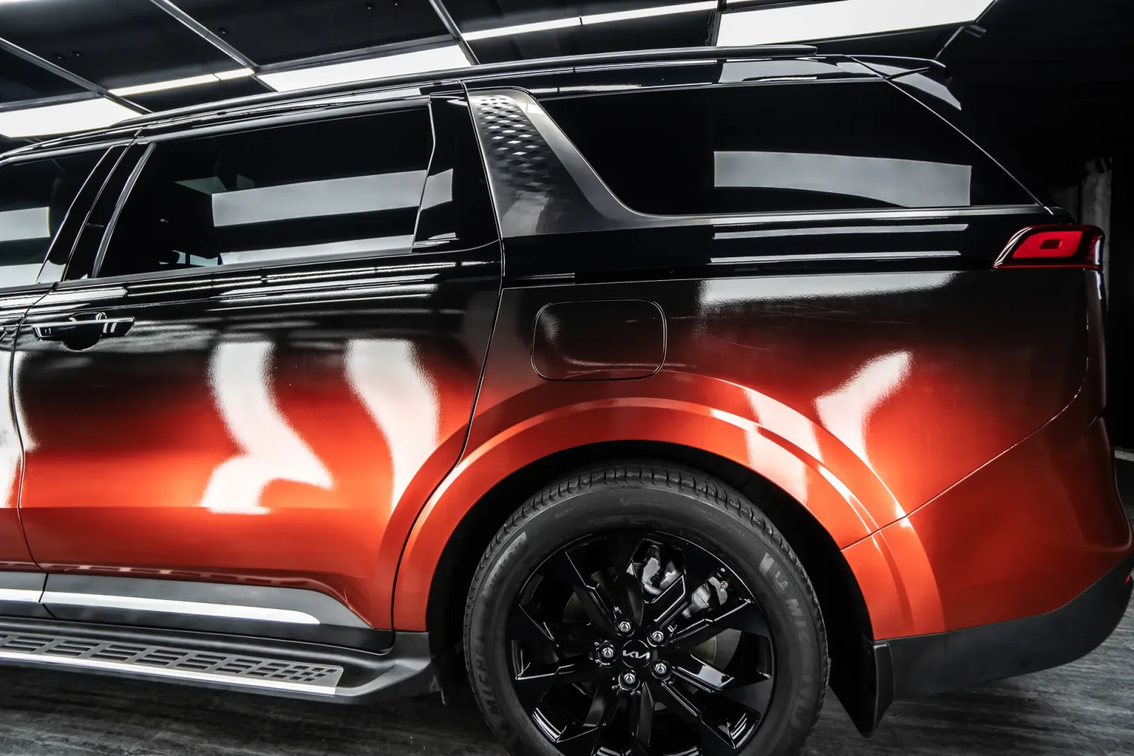 Dán đổi màu xe Kia Carnival Ombre Orange & Black chi tiết hông xe
