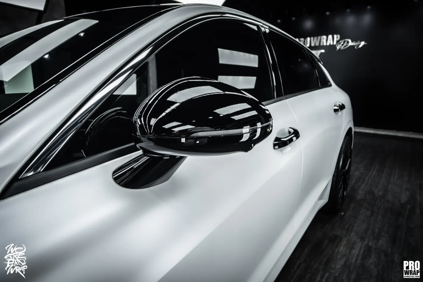 Dán đổi màu xe Kia K5 Satin Pearl White chi tiết cửa và gương