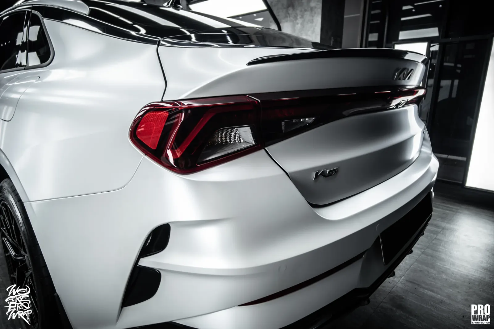 Dán đổi màu xe Kia K5 Satin Pearl White phần đuôi và đèn hậu