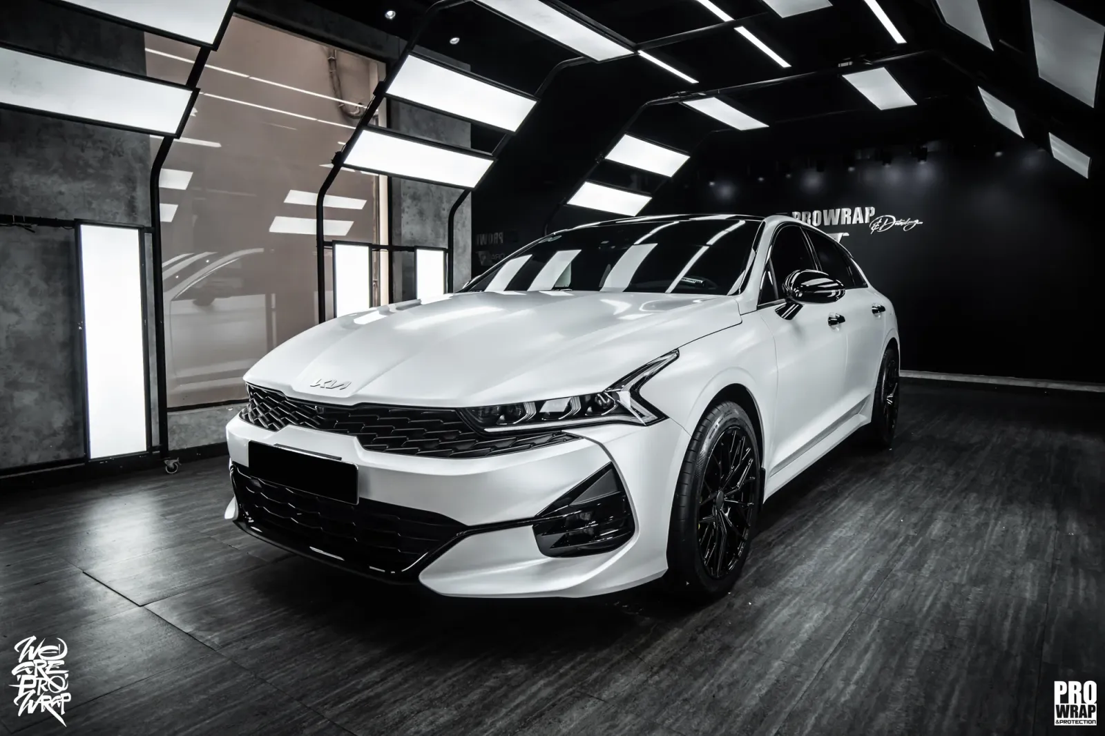 Dán đổi màu xe Kia K5 Satin Pearl White góc 3/4 phía trước