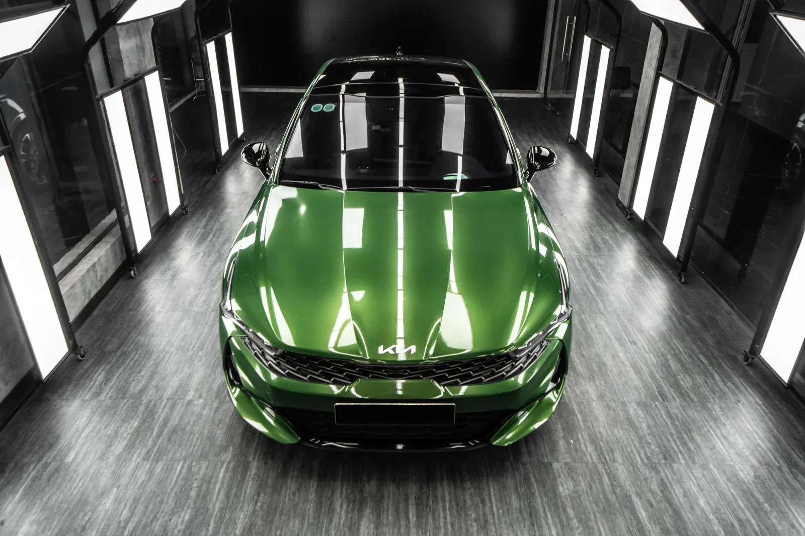 Dán đổi màu xe Kia K5 Gloss Mamba Green chính diện