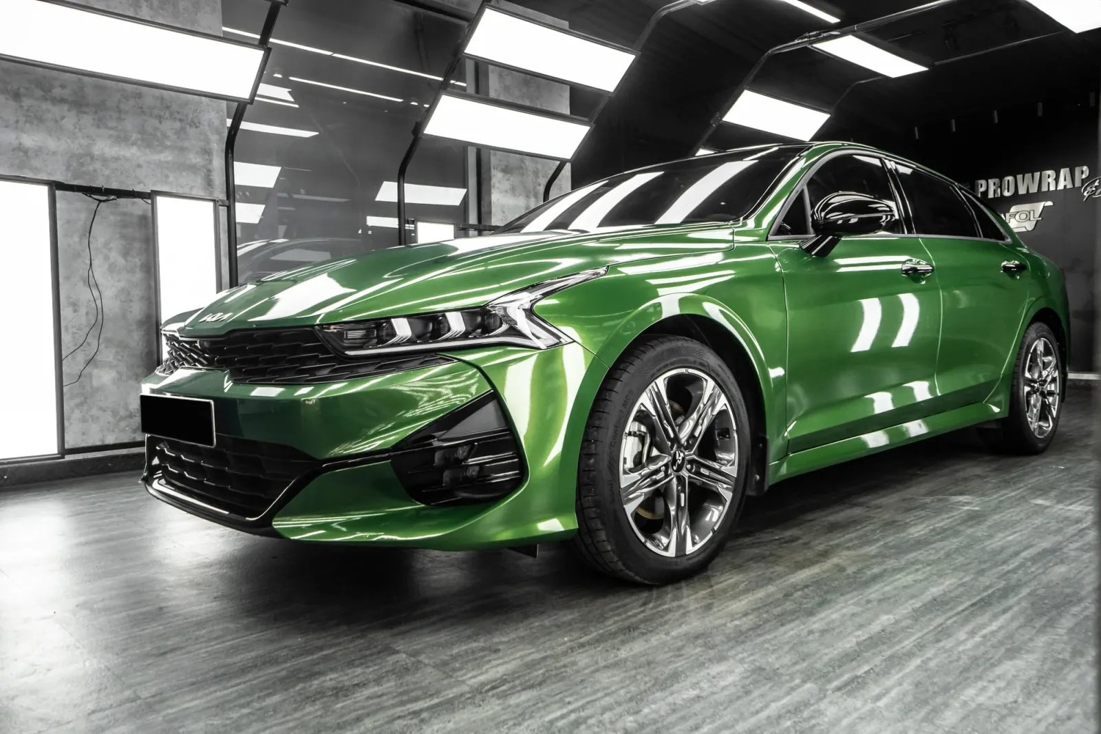 Dán đổi màu xe Kia K5 Gloss Mamba Green góc 3/4 phía trước