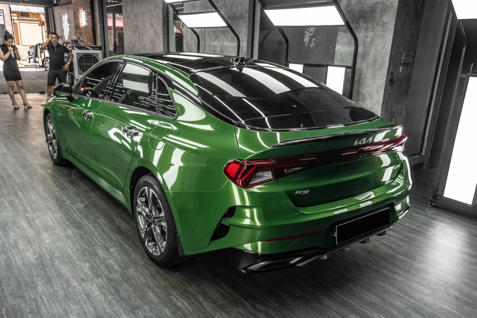 Dán đổi màu xe Kia K5 Gloss Mamba Green góc 3/4 phía sau