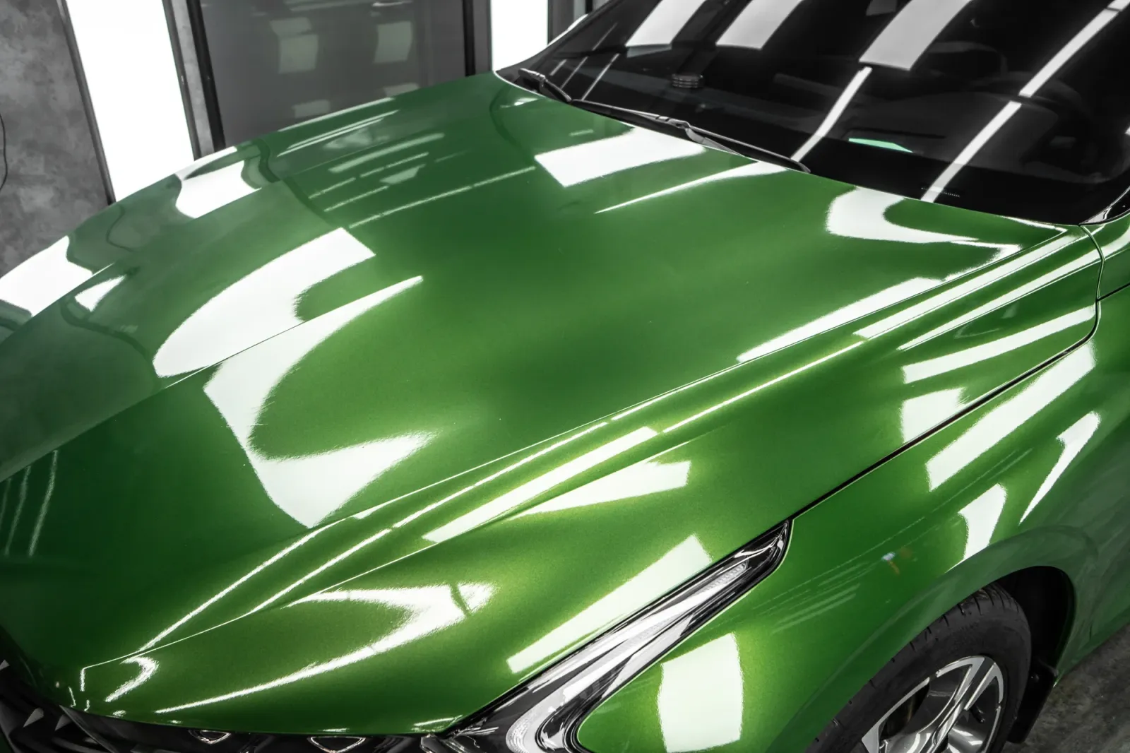 Dán đổi màu xe Kia K5 Gloss Mamba Green cận cảnh capo