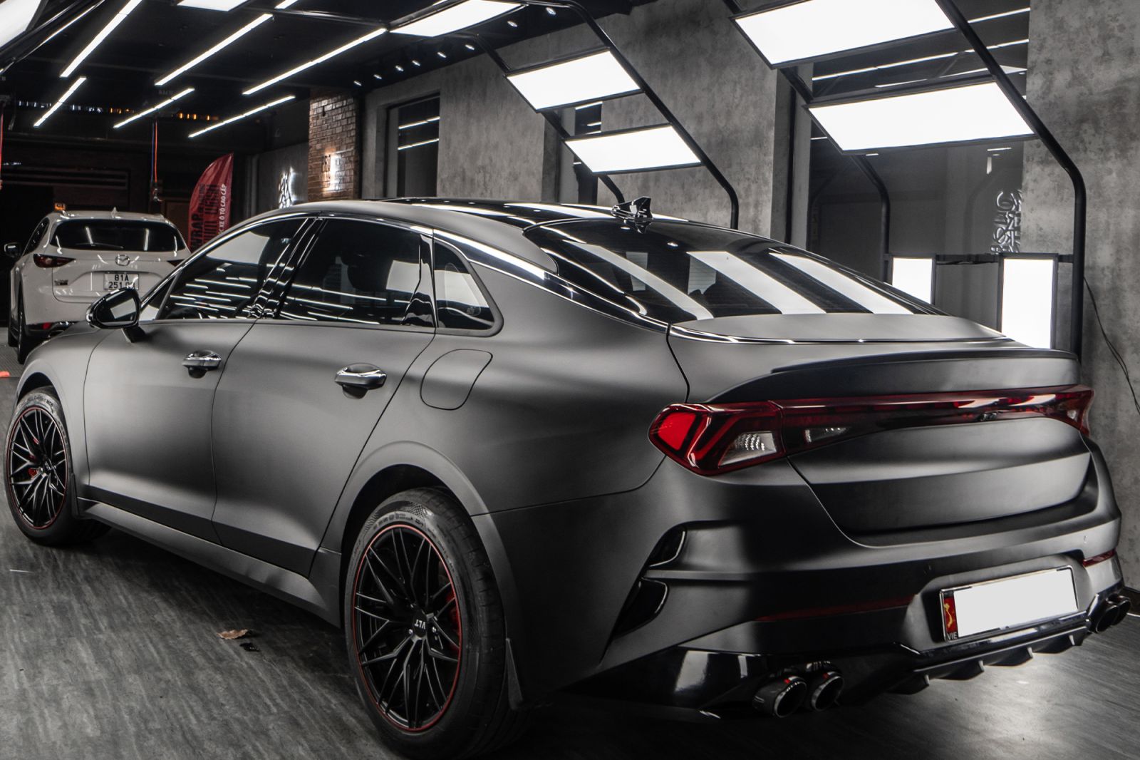 Dán đổi màu xe Kia K5 Matte Black góc 3/4 phía sau