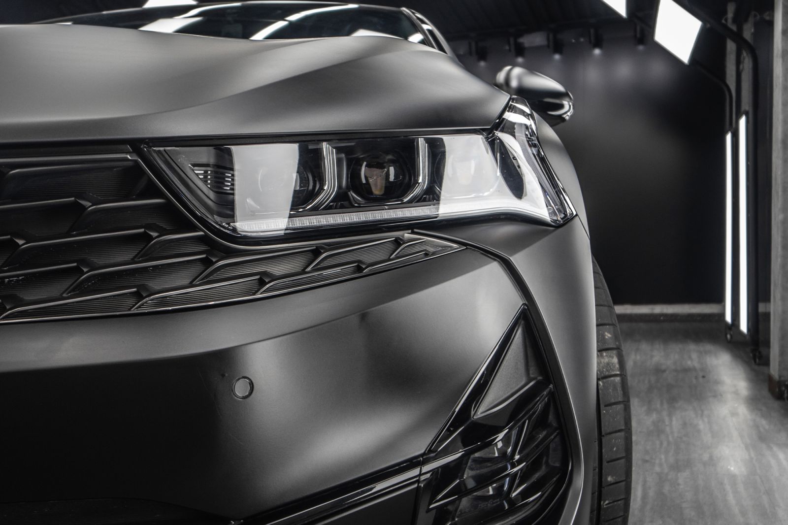 Dán đổi màu xe Kia K5 Matte Black chi tiết đầu xe và lưới tản nhiệt