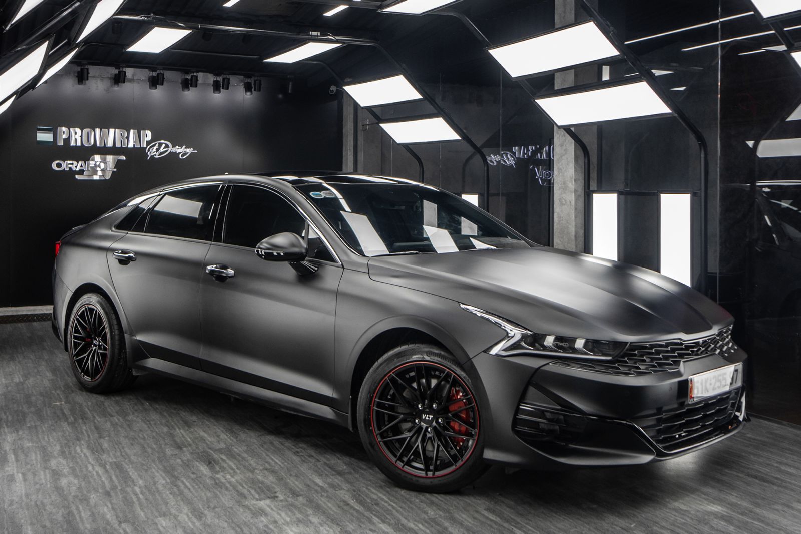 Dán đổi màu xe Kia K5 Matte Black góc 3/4 phía trước