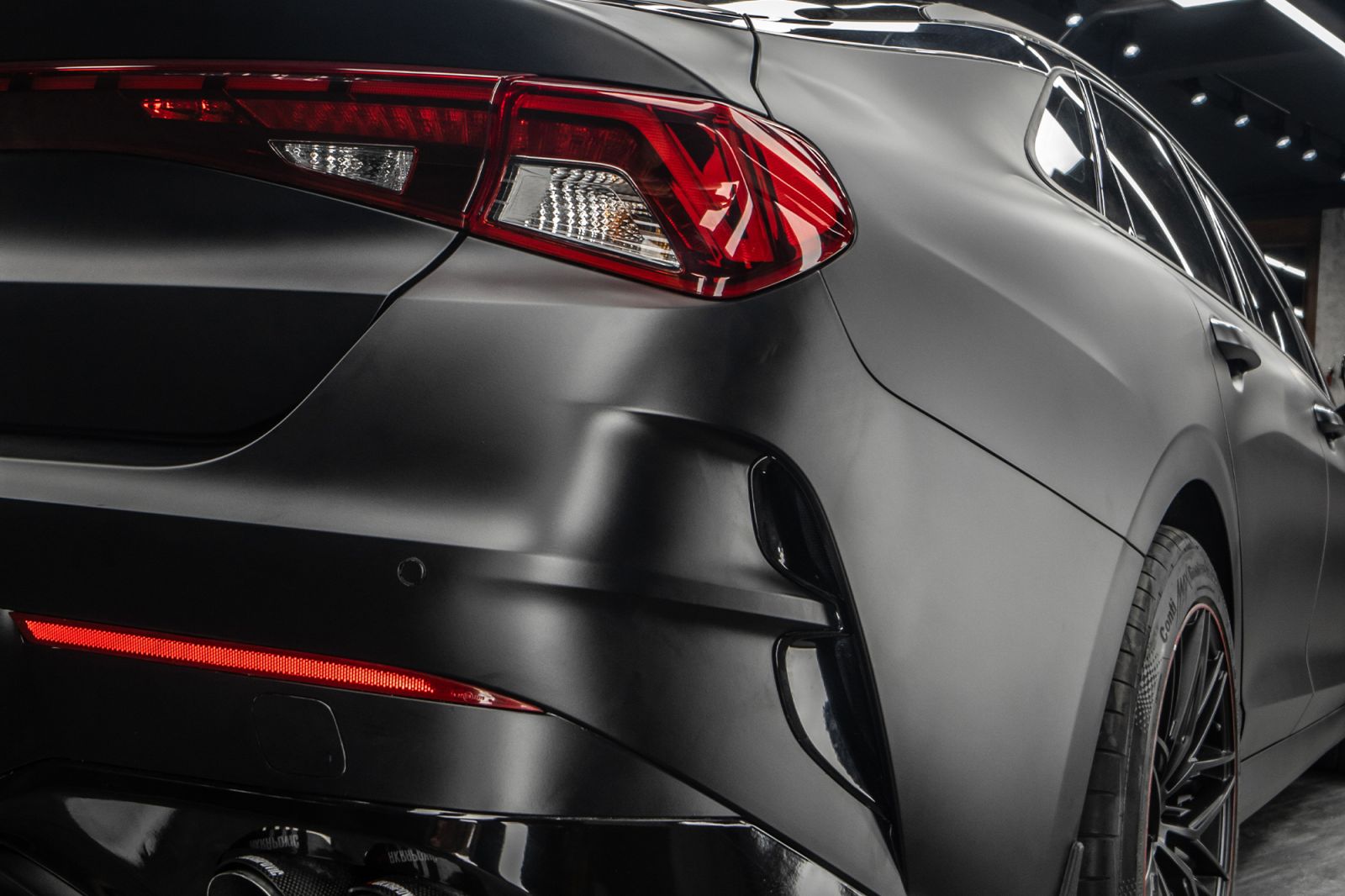 Dán đổi màu xe Kia K5 Matte Black góc bên hông và mâm thể thao
