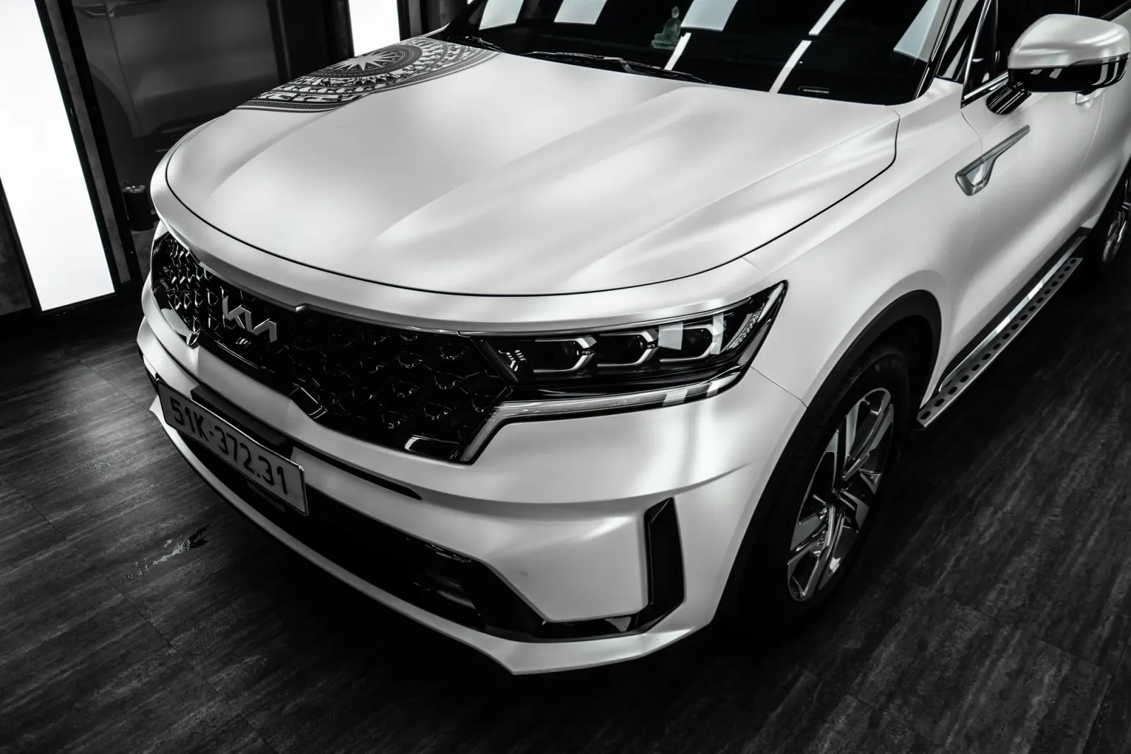 Dán đổi màu xe Kia Sorento Satin Pearl White chi tiết đầu xe và lưới tản nhiệt