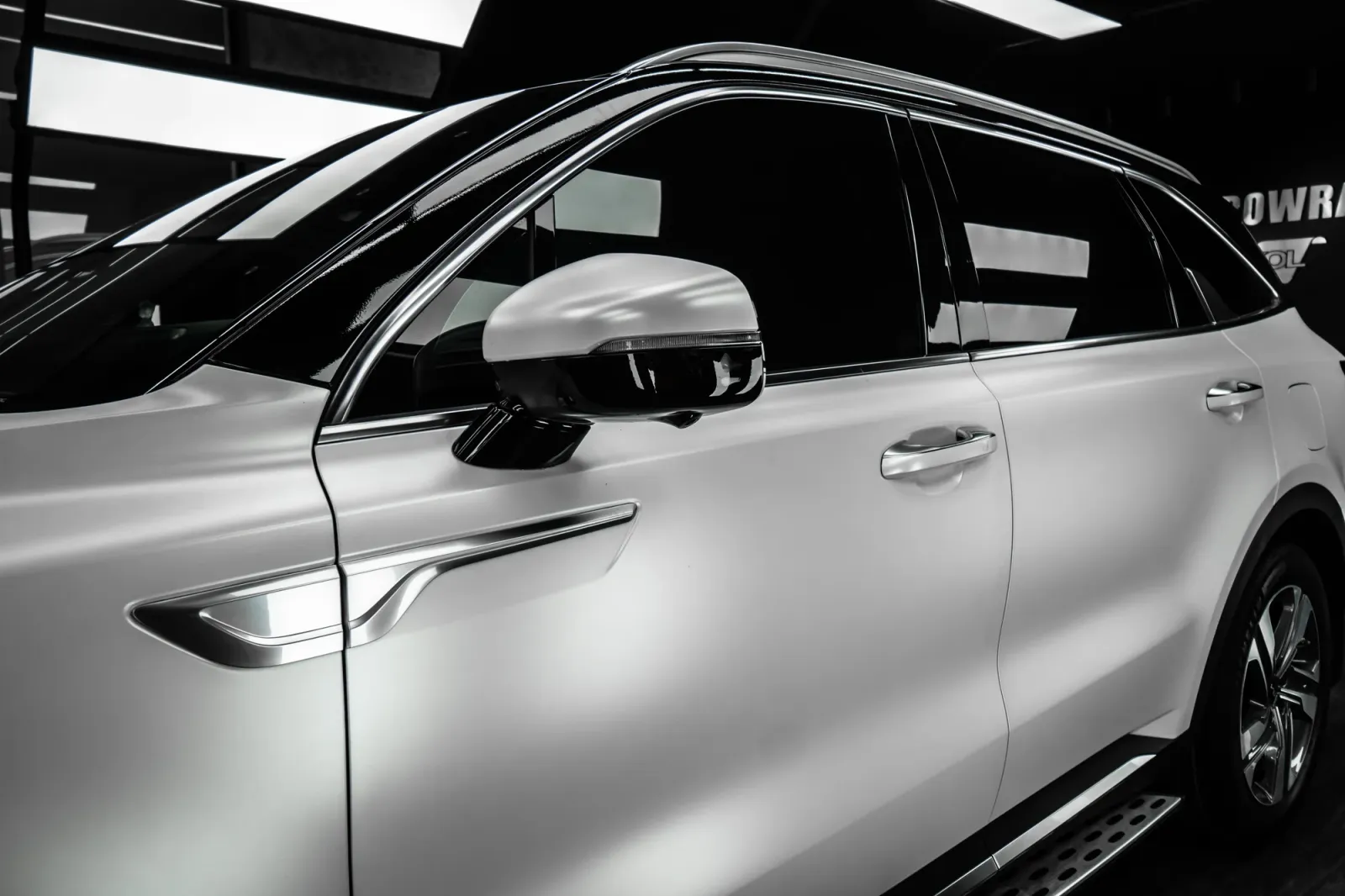 Kia Sorento Satin Pearl White chi tiết bề mặt thân xe và cửa